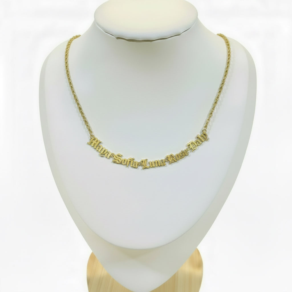 La Familia necklace                                   (3 name necklace)